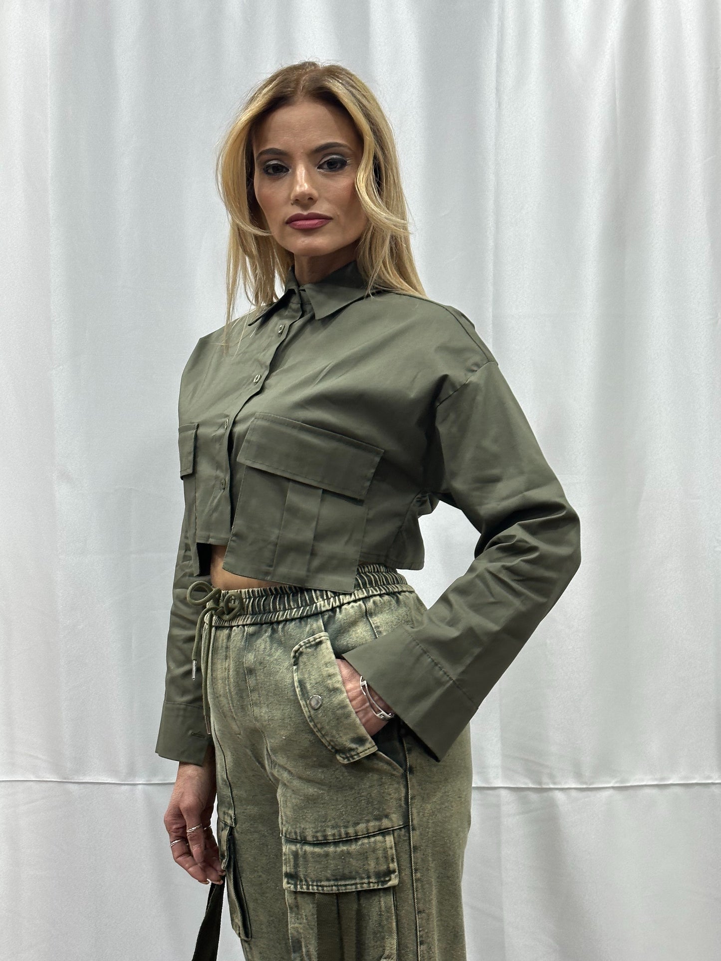 CAMICIA CROP con TASCONI - VERDE MILITARE